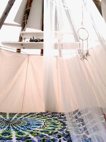 T I P I interior